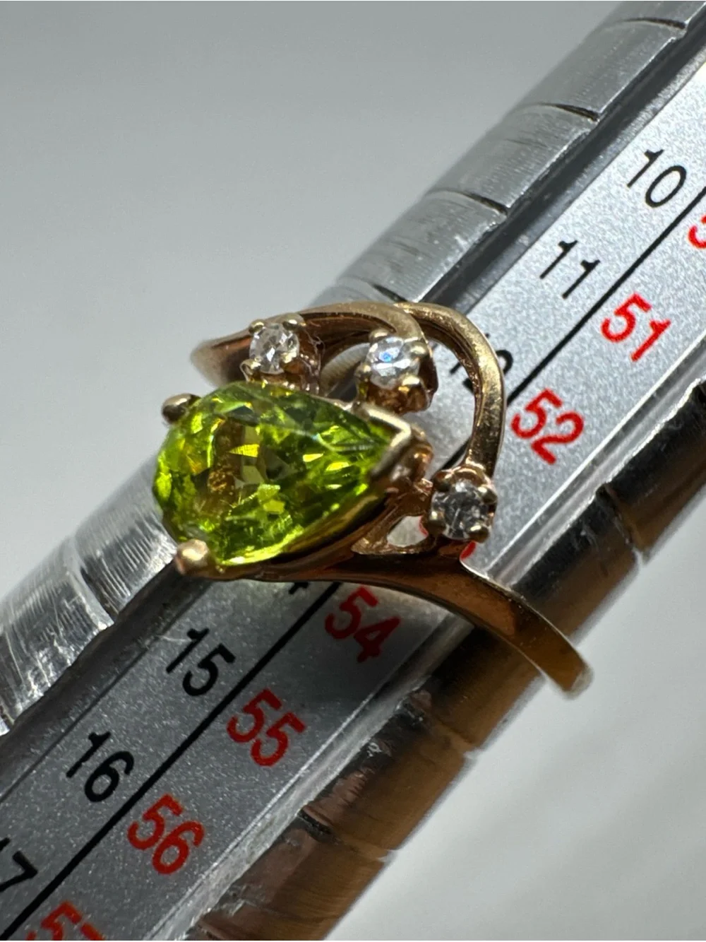 Vintage 10K Gold Pear Cut Green Peridot Accent Diamond Ring Size 6.25 1.9g